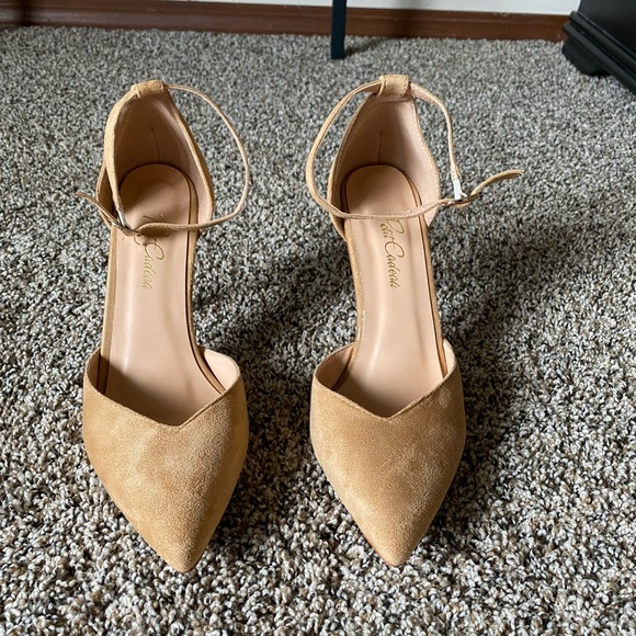 NIB Women’s Petit Cadeau Carolyn Tan Pointed Pumps - Picture 7 of 8